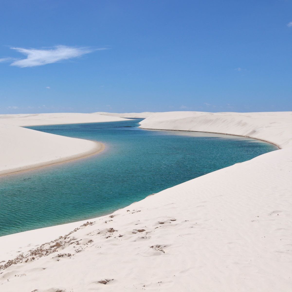 Lagoa Azul com dunas brancas nos Lençóis Maranhenses